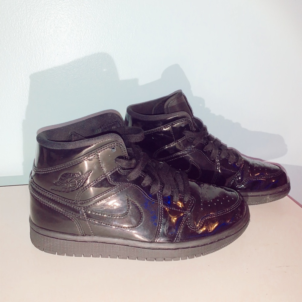 Size 6.5 Women’s all black air jordan 1 MIDS